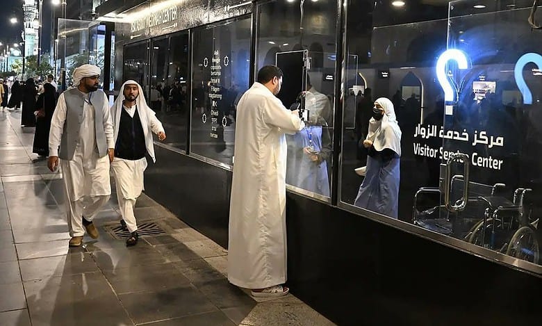 'Inquire about Madinah' center serve visitors to Prophet's Mosque in six languages