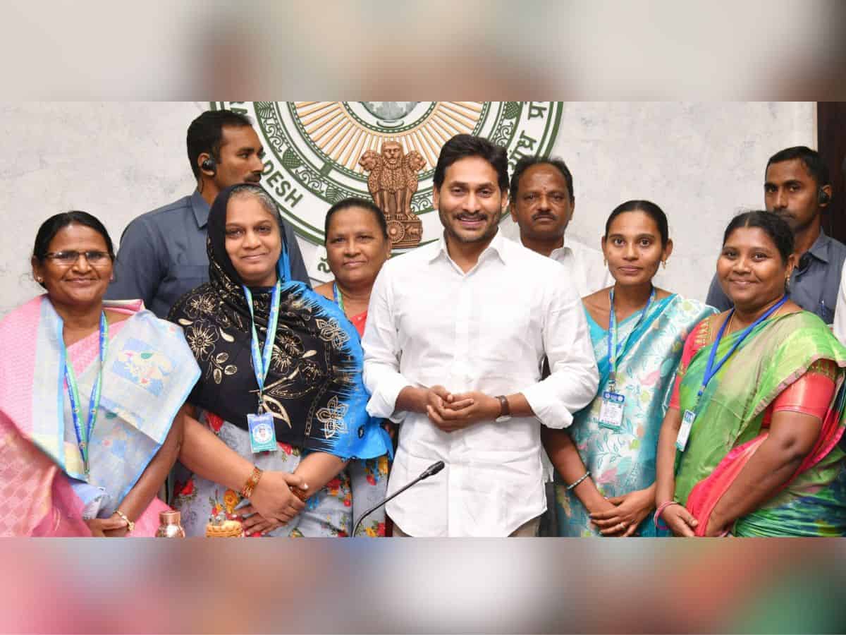 AP CM disburses Rs 431 crore under Jagananna Thodu scheme