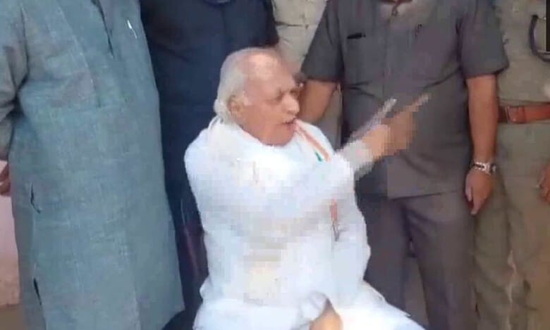Video: Kerala Guv angry with Police, stages sit-in protest on road