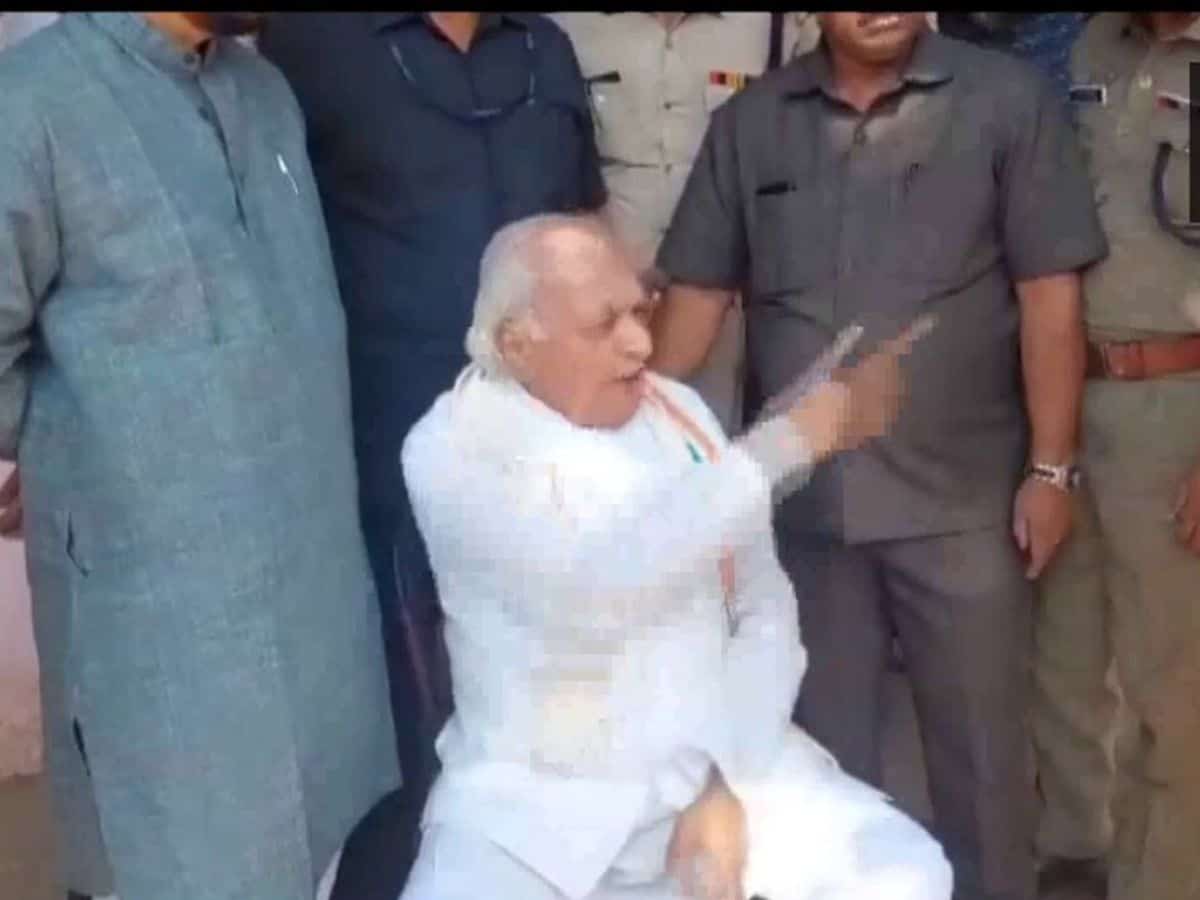 Video: Kerala Guv angry with Police, stages sit-in protest on road
