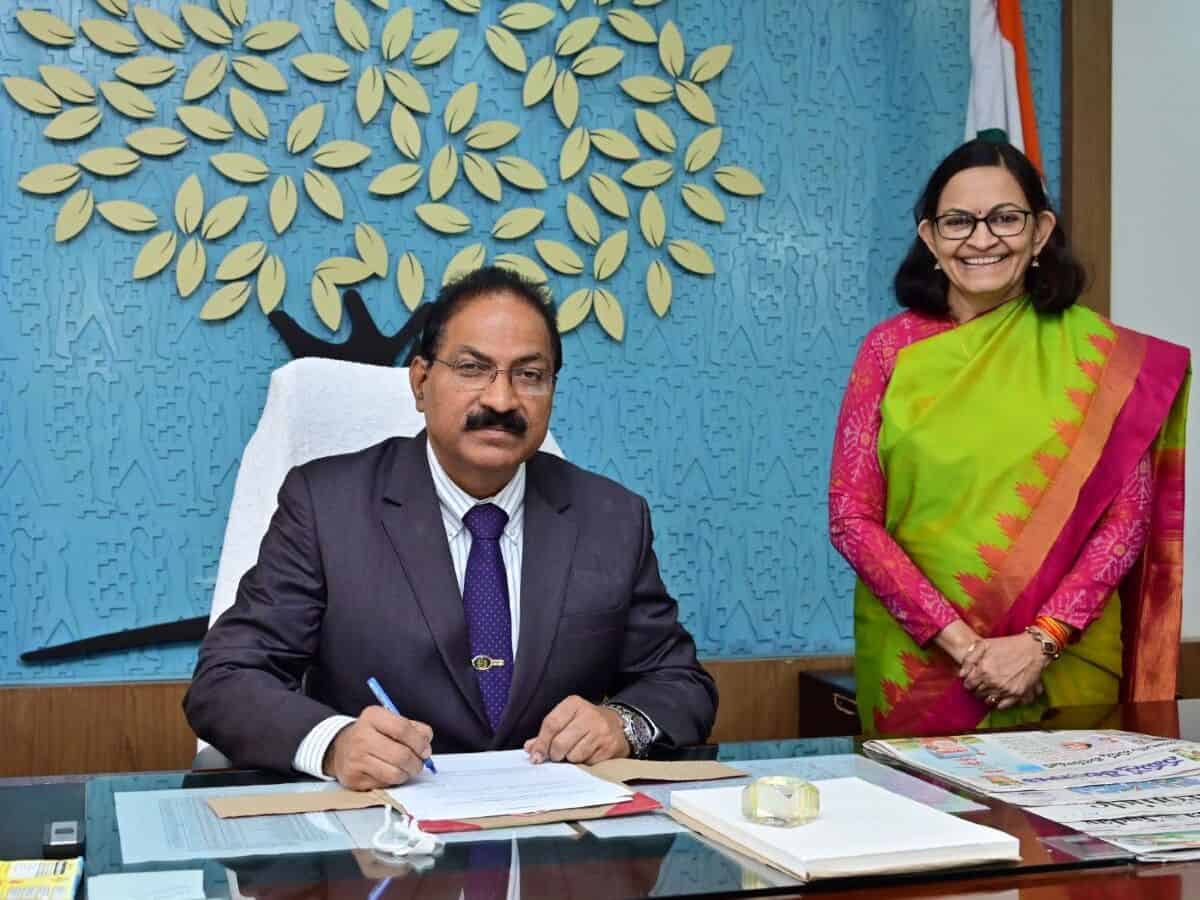 Mahender Reddy takes charge as TSPSC chairman
