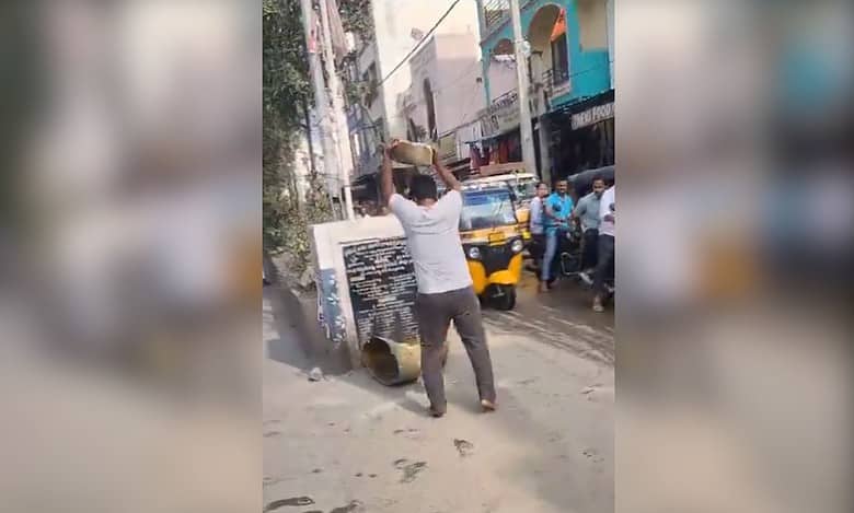 Hyderabad: Man destroys Prof Jayashankar's statue, KTR demands action