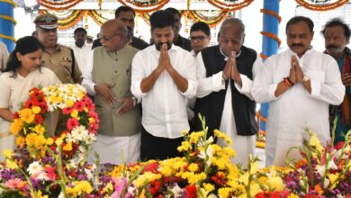 Martyrs Day: Telangana politicos pay respect to Mahatma Gandhi