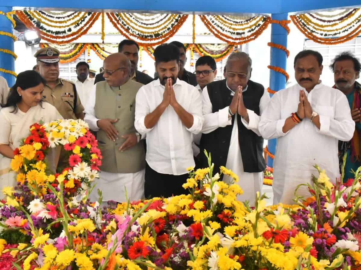 Martyrs Day: Telangana politicos pay respect to Mahatma Gandhi