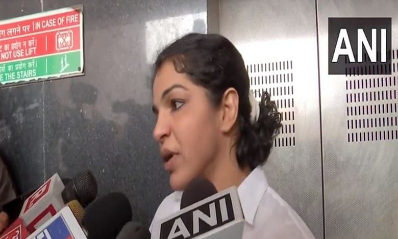 Sakshi Malik advices wrestlers to participate in nationals conducted by ad-hoc panel