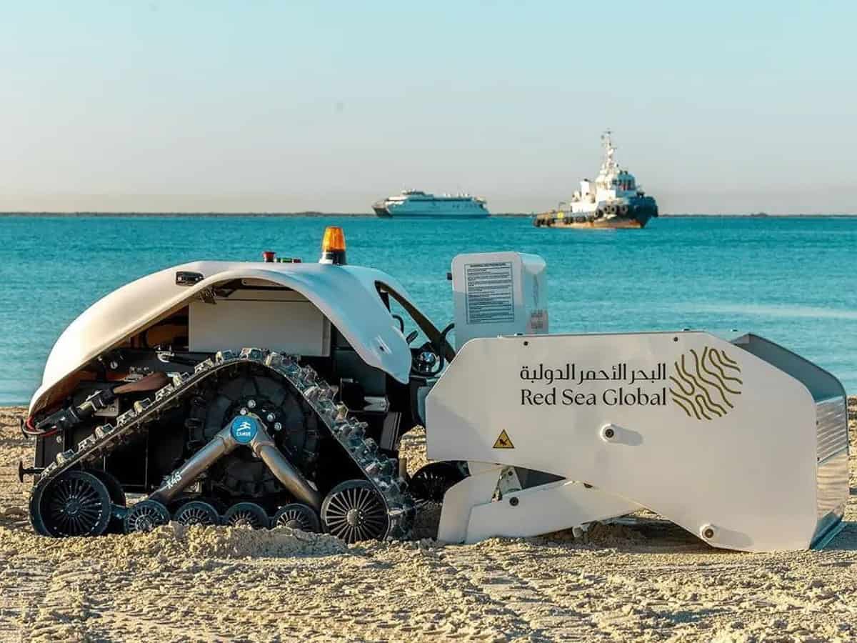 Saudi Arabia unveils robot for cleaning beaches