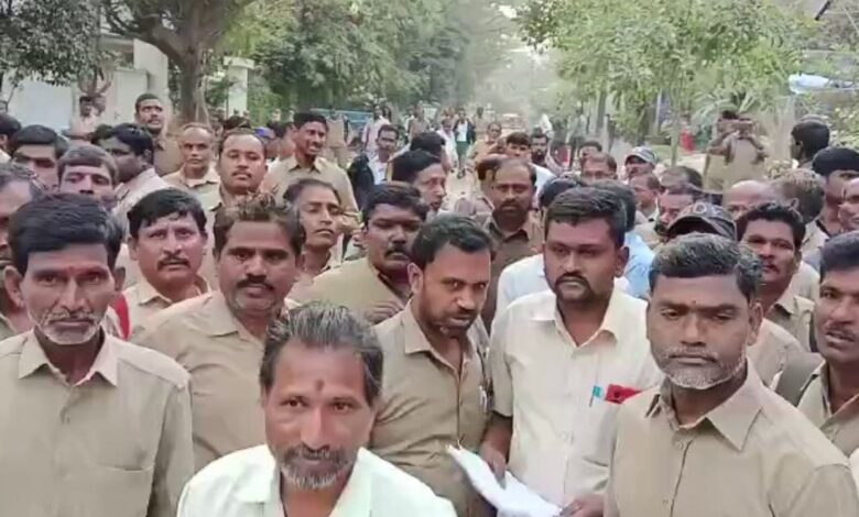 Video: TSRTC employees stage protest at Telangana CM's residence