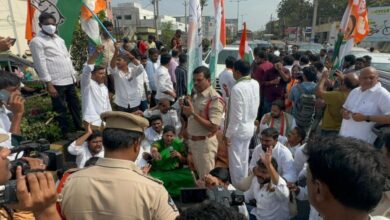 AP: Cops halt Sharmila's convoy in Vijayawada, calls Jagan 'dictator'