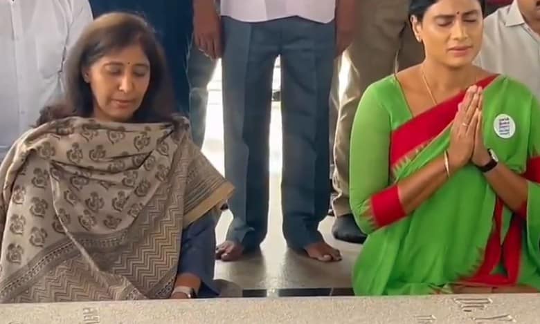 After the meeting, they together went to the samadhi of Sharmila’s father and former Chief Minister Y.S. Rajasekhara Reddy.