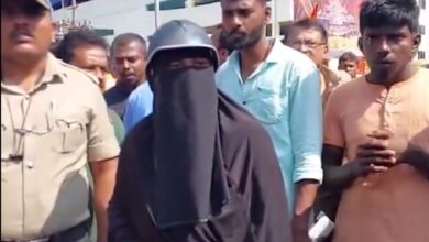Karnataka: Muslim woman shouts Allahu Akbar amongst Jai Shri Ram chants