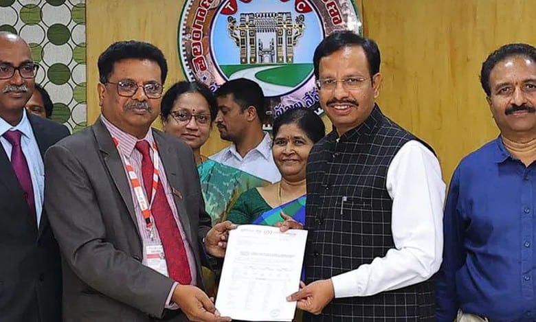 TSRTC boosts accident insurance to Rs 1cr for employees