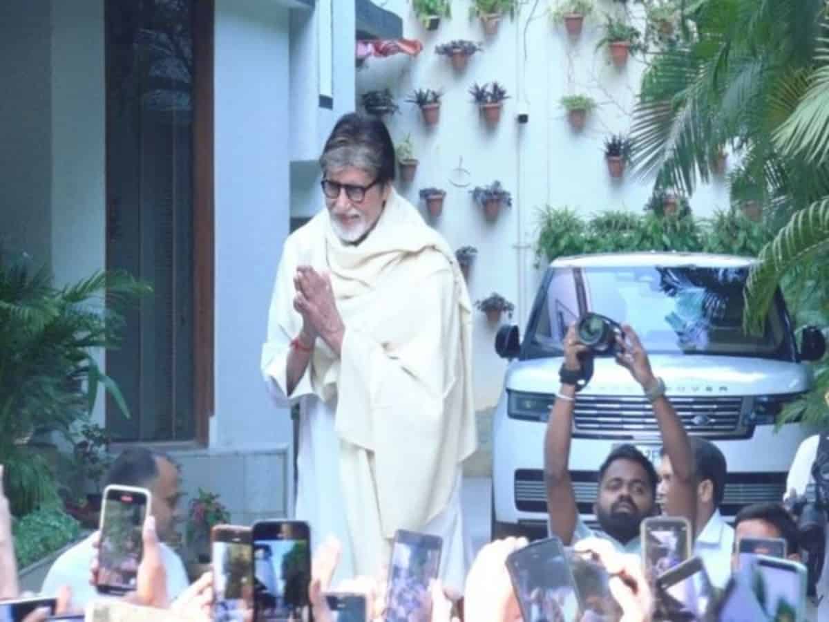 Amitabh Bachchan greets fans outside his house Jalsa