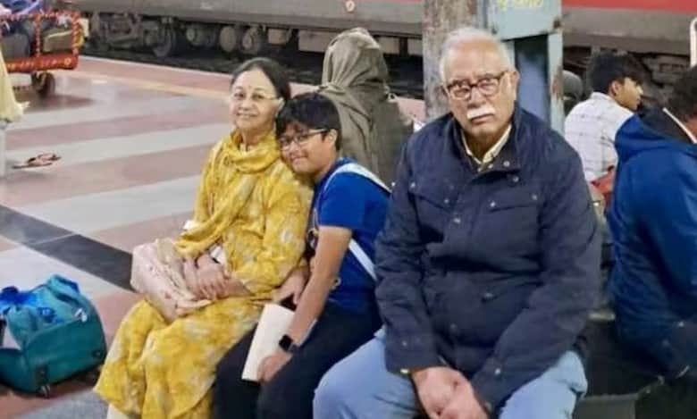Pics of ex-Union minister waiting at Hyderabad railway station leaves internet in awe