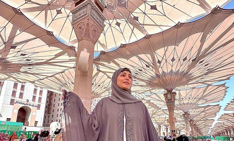Hina Khan breaks down in Madinah, 'I became extremely sad and…'