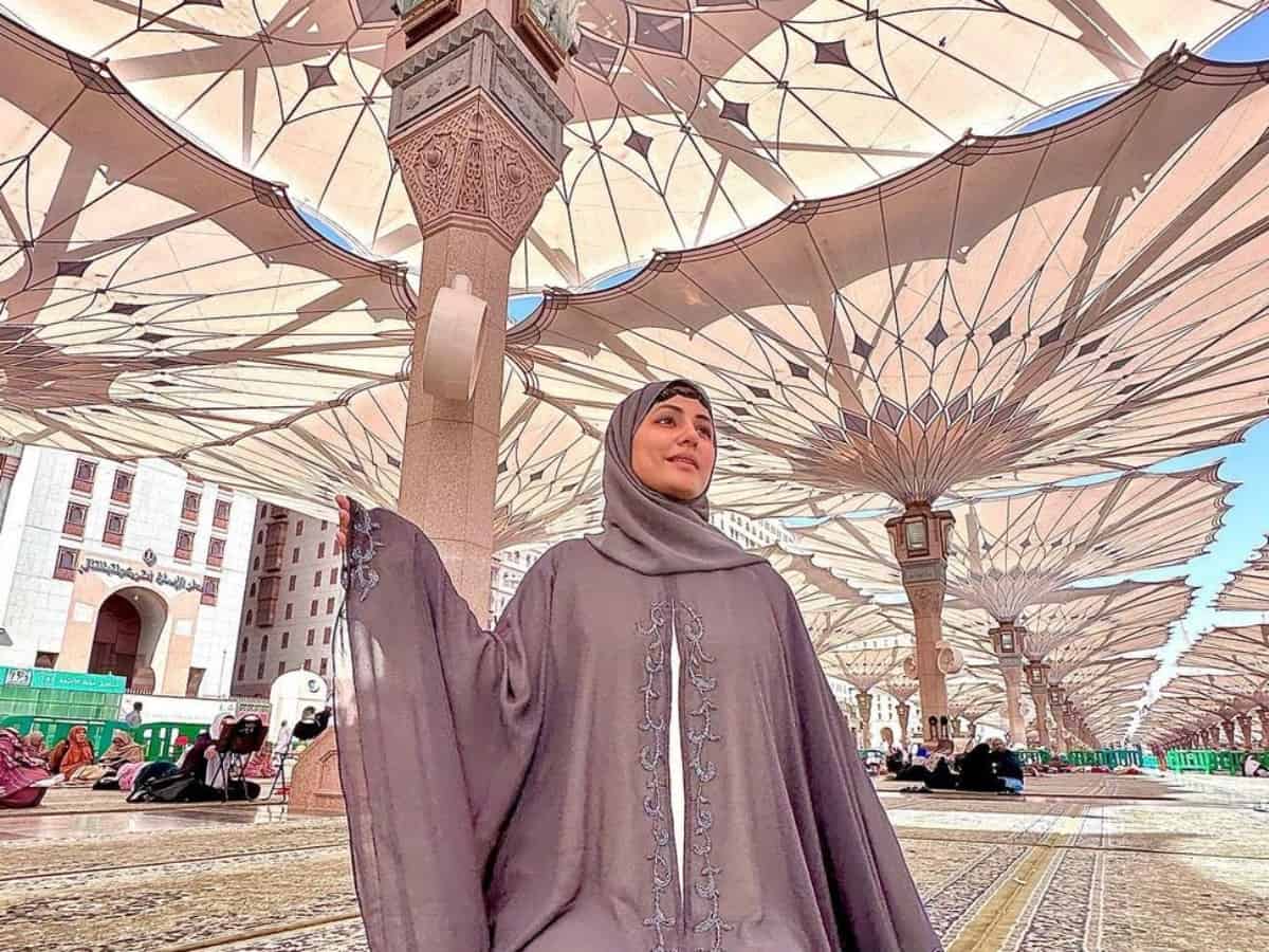 Hina Khan breaks down in Madinah, 'I became extremely sad and…'