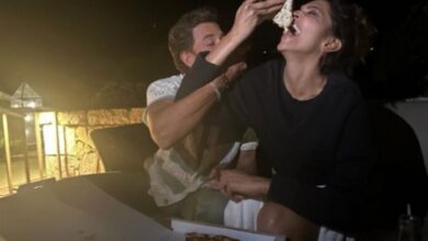 Deepika Padukone fights over pizza with Hrithik Roshan in new pic