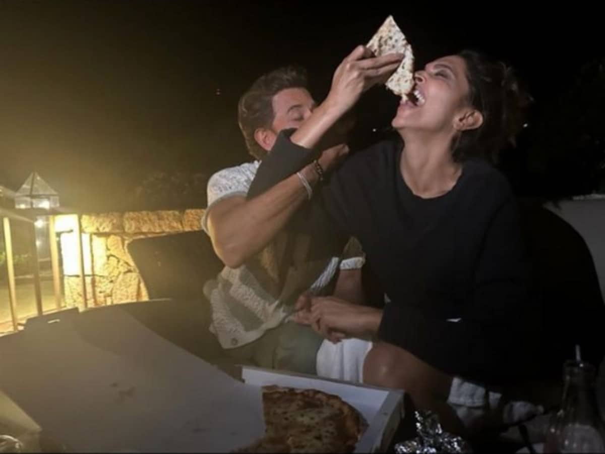 Deepika Padukone fights over pizza with Hrithik Roshan in new pic