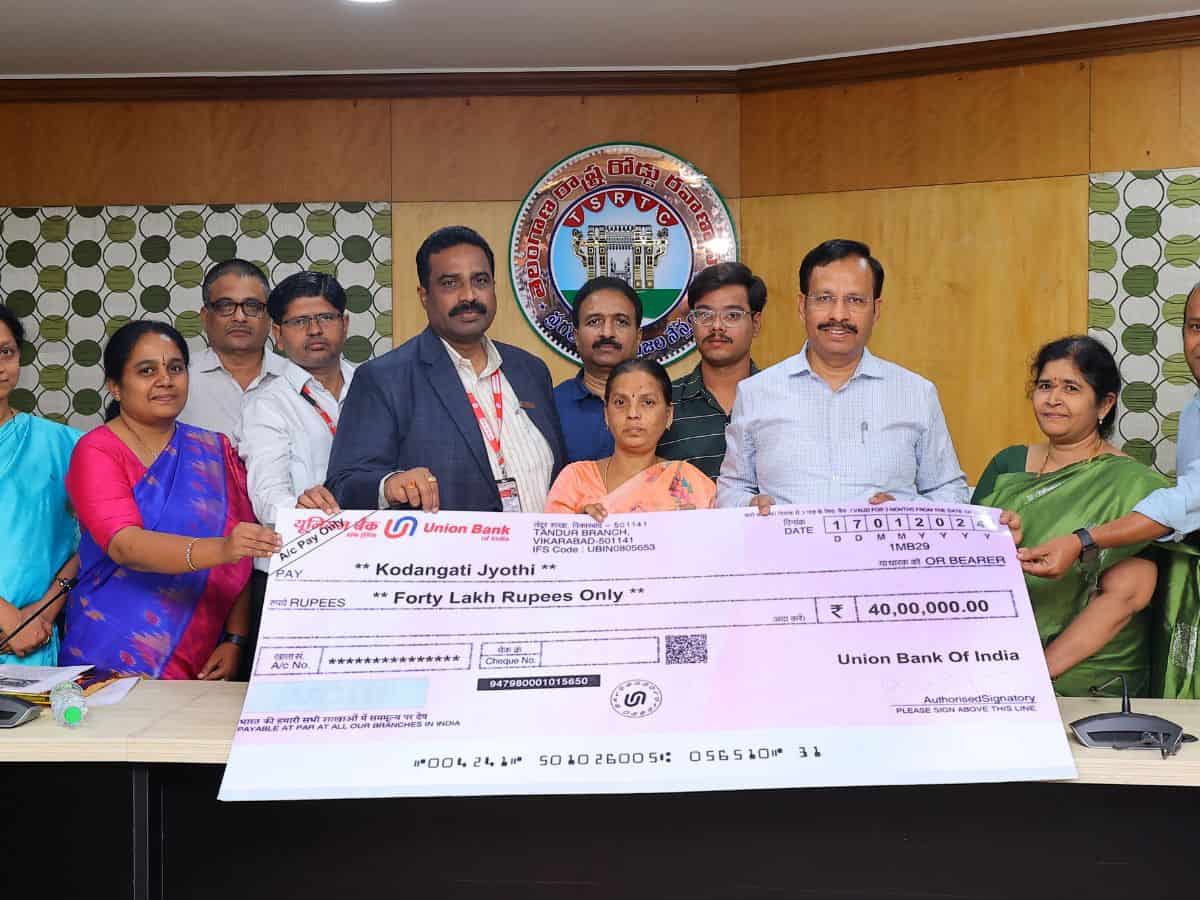 Telangana: Deceased TSRTC conductor's family gets Rs 40 lakhs in support