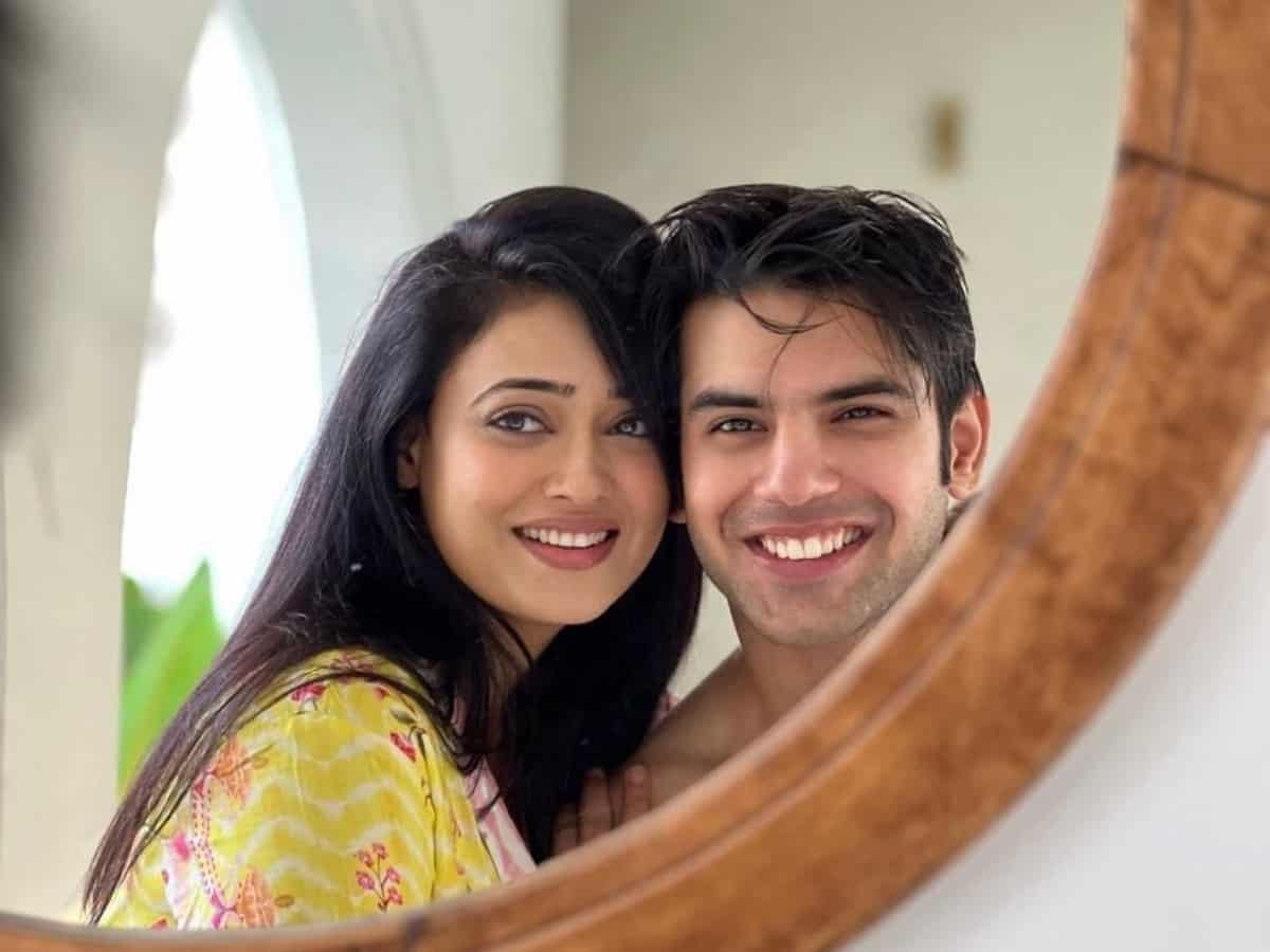 Shweta Tiwari dating Varun Kasturia? Netizens react to their cosy mirror selfie