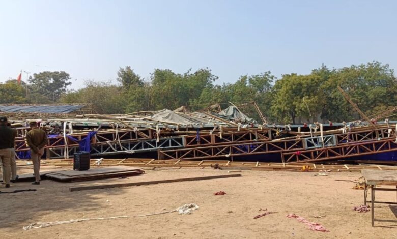 Temporary structure at Delhi stadium collapses