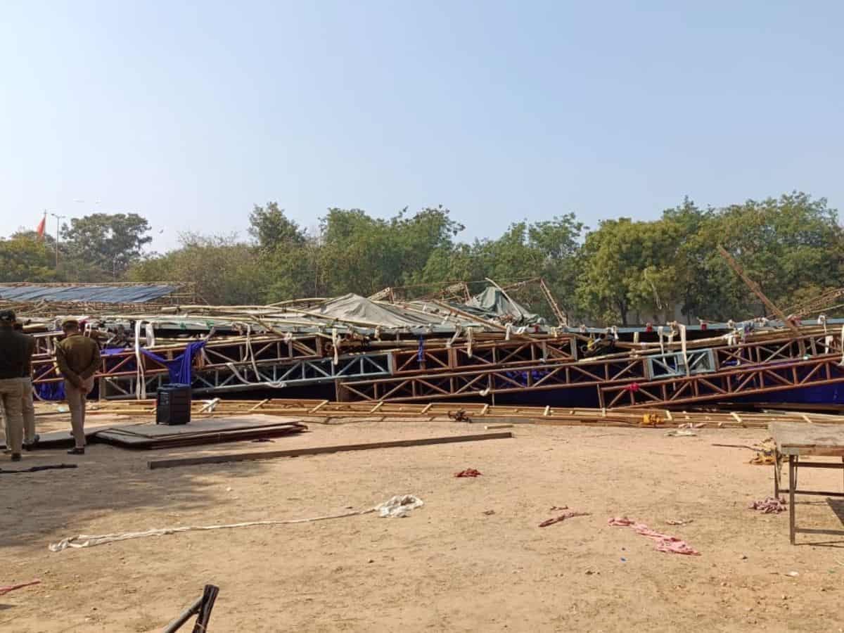 Temporary structure at Delhi stadium collapses