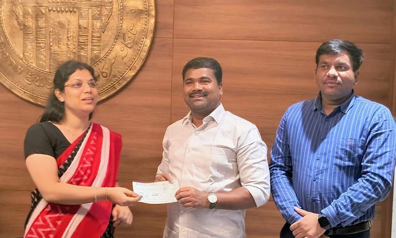 Congress MLA donates his first salary to SSC students attending special classes