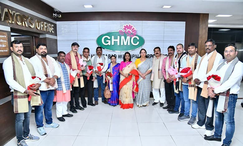 Team of Lucknow Municipal Corporation mayor visit Hyderabad to study GHMC