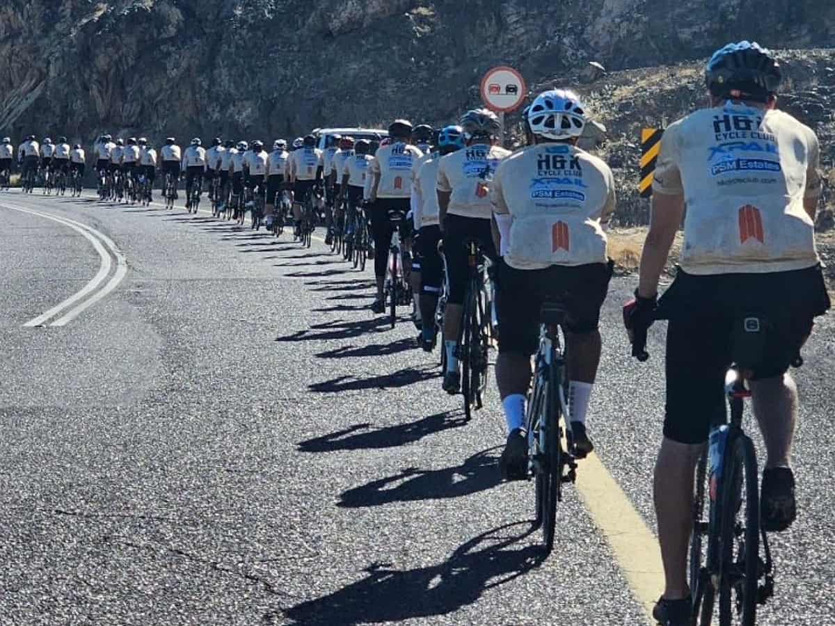 Watch: UK cyclists pedal 550 km from Makkah to Madinah for charity