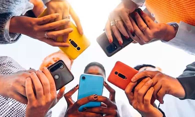 Over 235 mn Indian active users explore content on mobile lock screens: Report