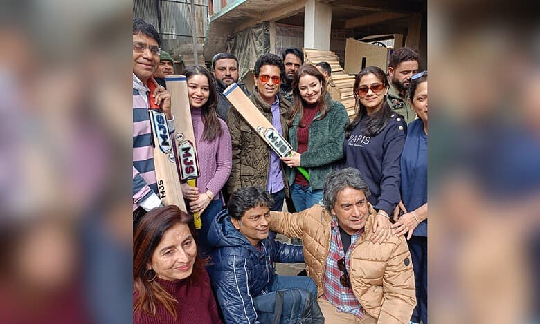 Video: Sachin visits bat making unit in Kashmir, pleased with quality