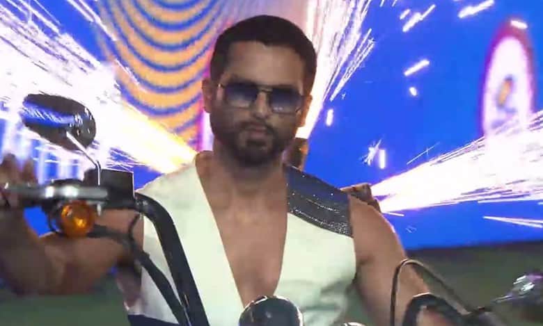 Shahid Kapoor dances to 'Nagada Nagada' at WPL 2024 Opening Ceremony