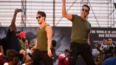 Bade Miyan Akshay Kumar, Chote Miyan Tiger Shroff reach Lucknow, fans go crazy, stampede breaks out