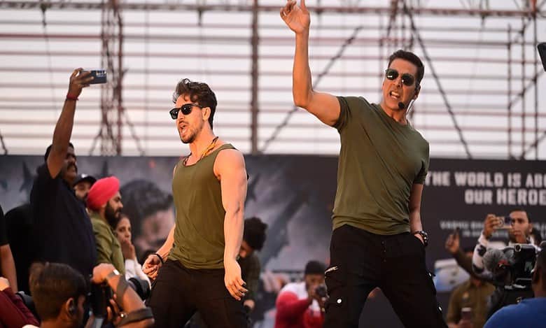 Bade Miyan Akshay Kumar, Chote Miyan Tiger Shroff reach Lucknow, fans go crazy, stampede breaks out