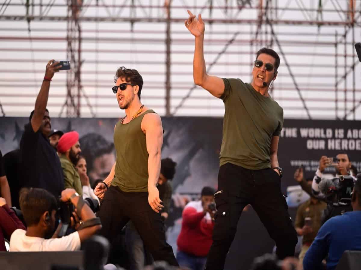 Bade Miyan Akshay Kumar, Chote Miyan Tiger Shroff reach Lucknow, fans go crazy, stampede breaks out