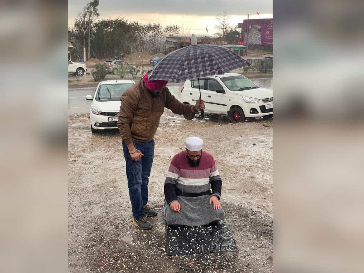 Watch: Generous Sikh offers umbrella in hailstorm for praying Muslim in Jammu