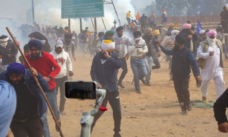 Haryana Police use tear gas to disperse protesting farmers at inter-state border