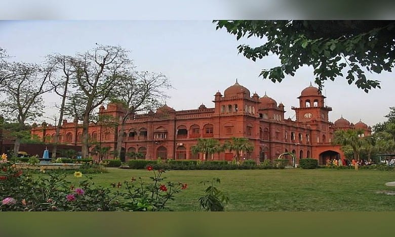 Stones pelted at live music event at Pakistan's Punjab University
