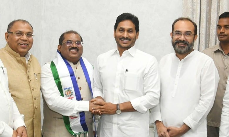 IAS officer Imtiaz joins YSRCP after taking voluntary retirement