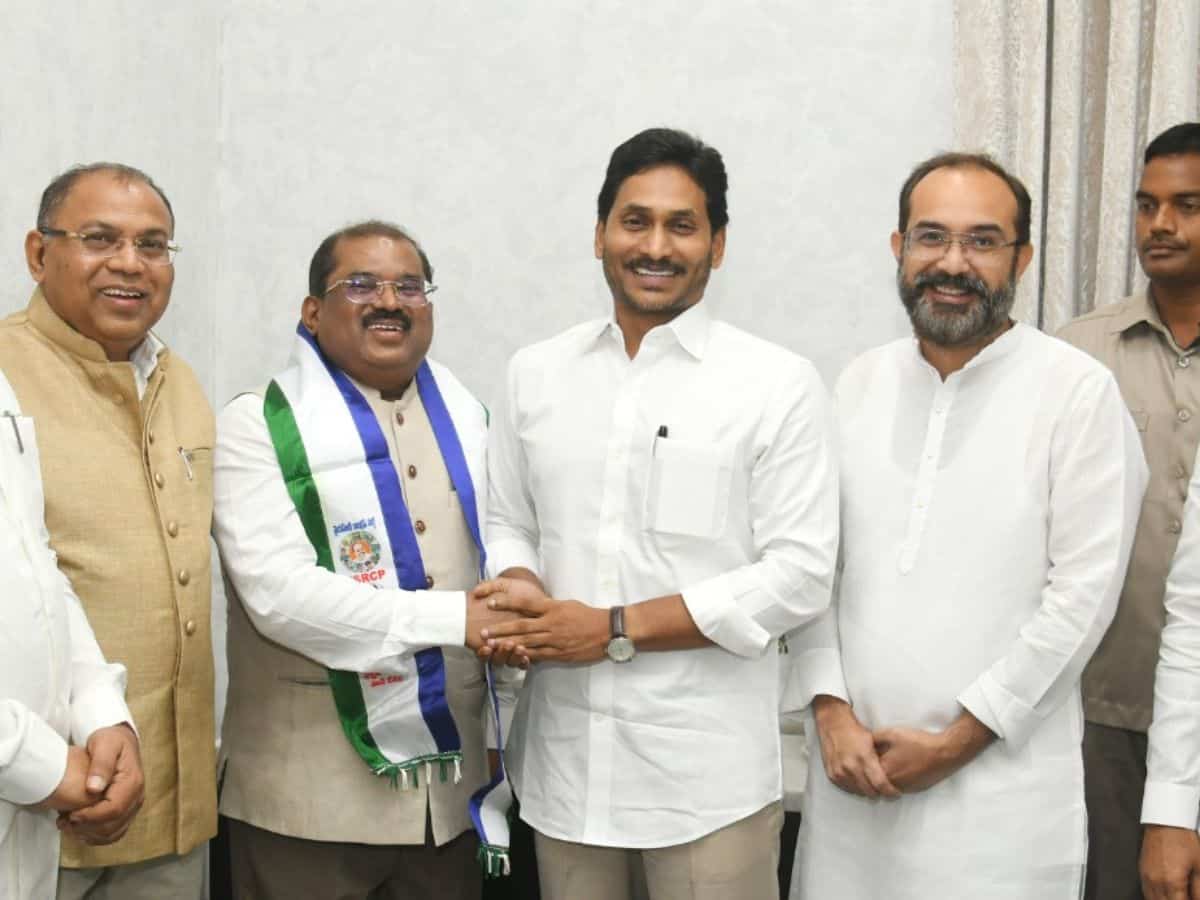 IAS officer Imtiaz joins YSRCP after taking voluntary retirement