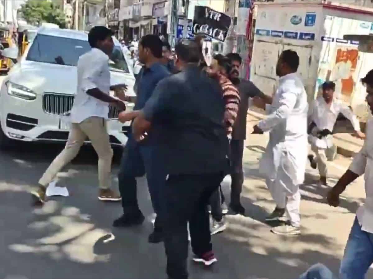 Watch: Hyderabad Youth Congress leaders attempt to stop KTR's convoy