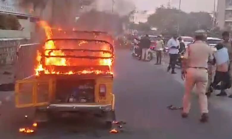 Mahalakshmi scheme: Auto driver’s self-immolation bid near Praja Bhavan foiled