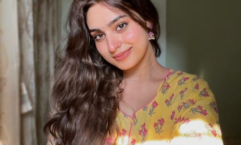Ayesha Khan shares photo with 'mystery man', new couple in town?