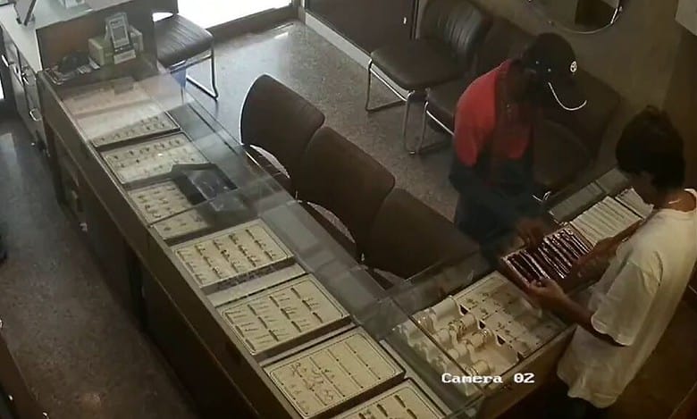 Robbery caught on cam in Hyderabad: 3 men rob jewellery store