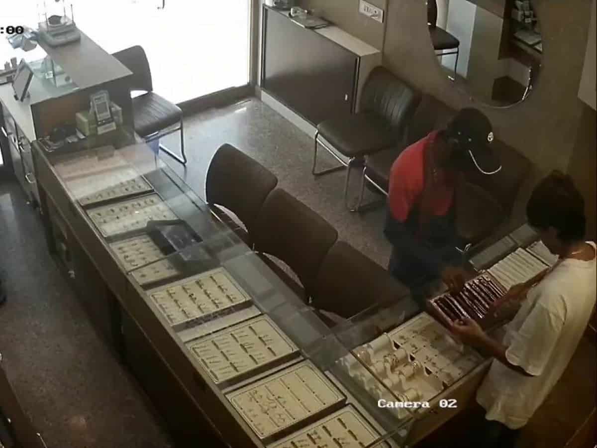 Robbery caught on cam in Hyderabad: 3 men rob jewellery store