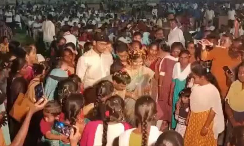 Youth bid emotional farewell as Nagarkurnool excise inspector transferred to Hyderabad