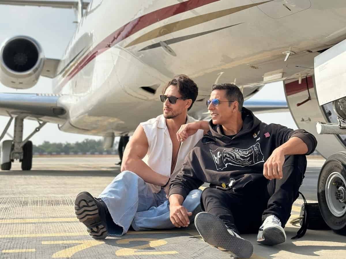 Akshay, Tiger pose in front of plane as they reach City Of Nawabs