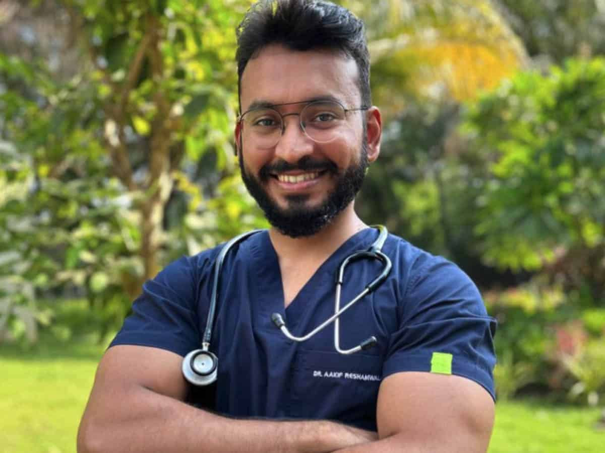 Boy from Mumbai middle class tops in MBBS, receives gold medal