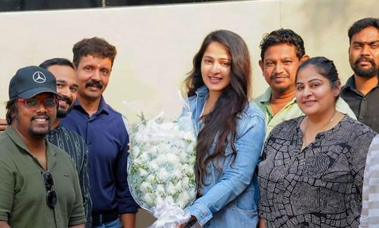 Trending: Anushka makes rare appearance, photo goes viral
