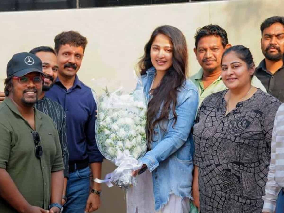 Trending: Anushka makes rare appearance, photo goes viral