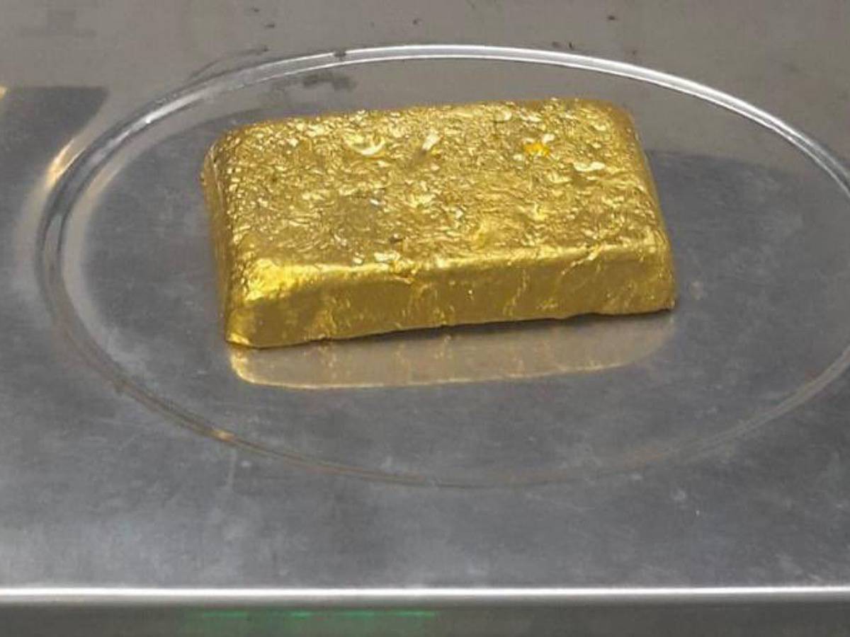 Delhi: Indian flyer held for smuggling 995 grams of gold from Madinah